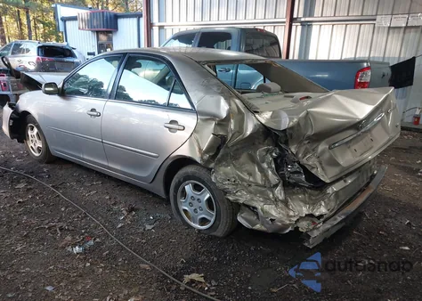 2002 Toyota Camry Le z USA, uszkodzony, nr VIN 4T1BF32K52U527952